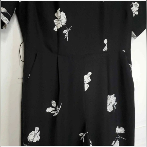 Vince Camuto Tossed Flowers Black White Floral printed Elbow Sleeve Jumpsuit 14 - Picture 10 of 15